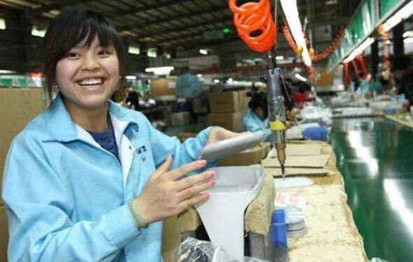 夹缝中的光 工厂生活里的隐形挣扎与微光职场心语
